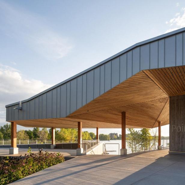 Ein Pavillon mit Holzdecke und Blick auf einen See.
