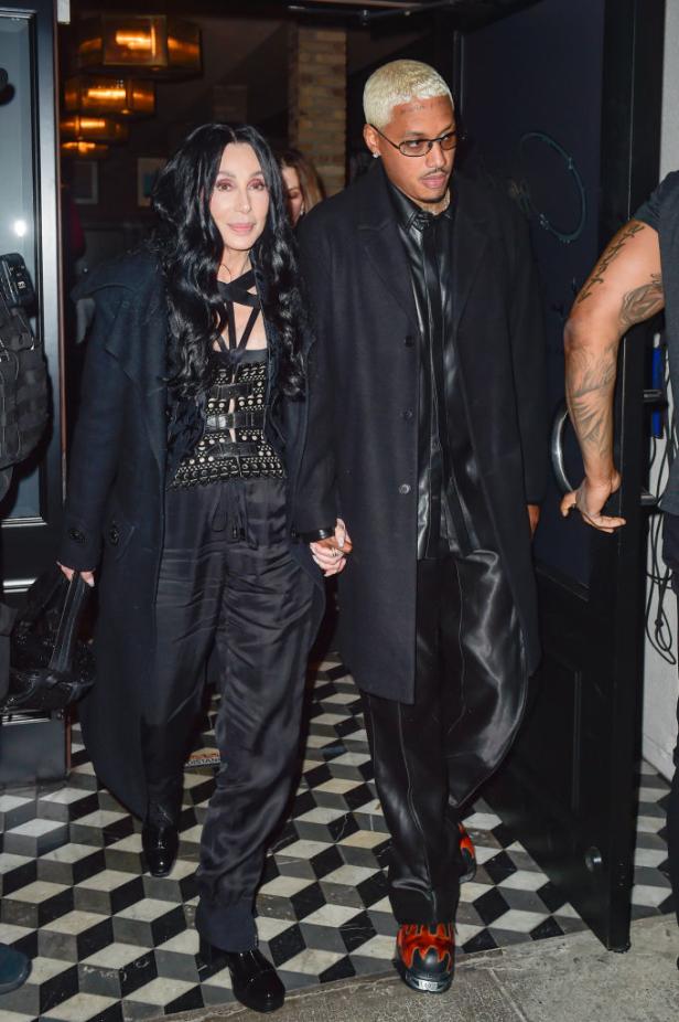 Cher und Alexander Edwards gehen Hand in Hand 