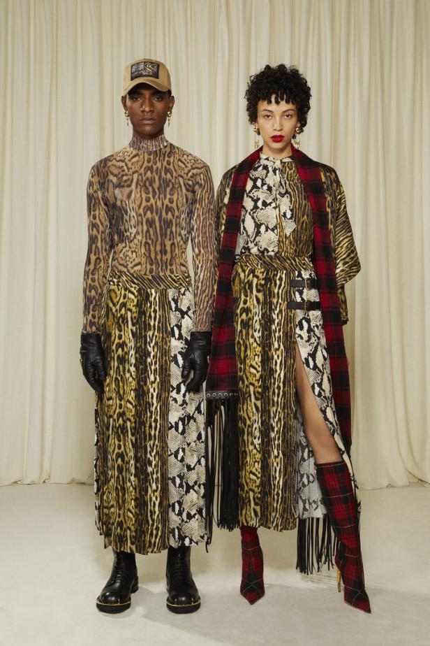 Zwei Models präsentieren Mode mit Animal- und Karomustern vor einem beigen Vorhang.