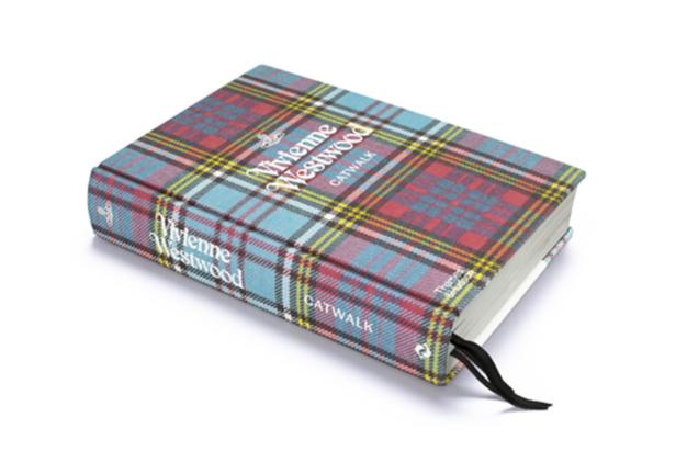 Ein Buch mit dem Titel „Vivienne Westwood Catwalk“ mit einem bunten Karomuster.