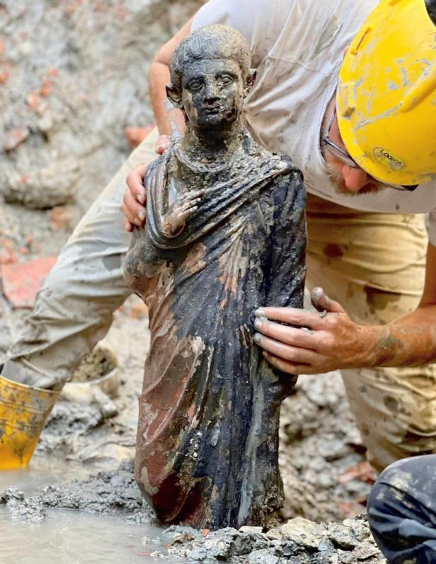 Spektakulärer Fund von 24 Bronzestatuen in der Toskana