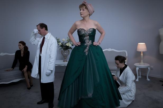 Filmkritik zu "Mrs. Harris und ein Kleid von Dior": Sehnsucht nach Sichtbarkeit