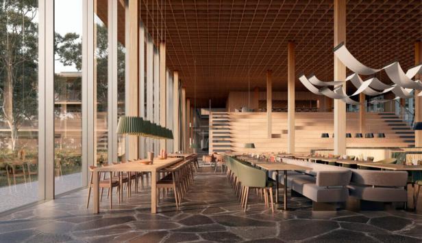 Ein helles Restaurant mit Holzbalken und großen Fenstern.