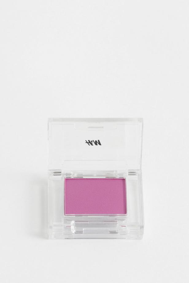 Ein geöffneter, transparenter Make-up-Behälter mit einem pinkfarbenen Rouge.