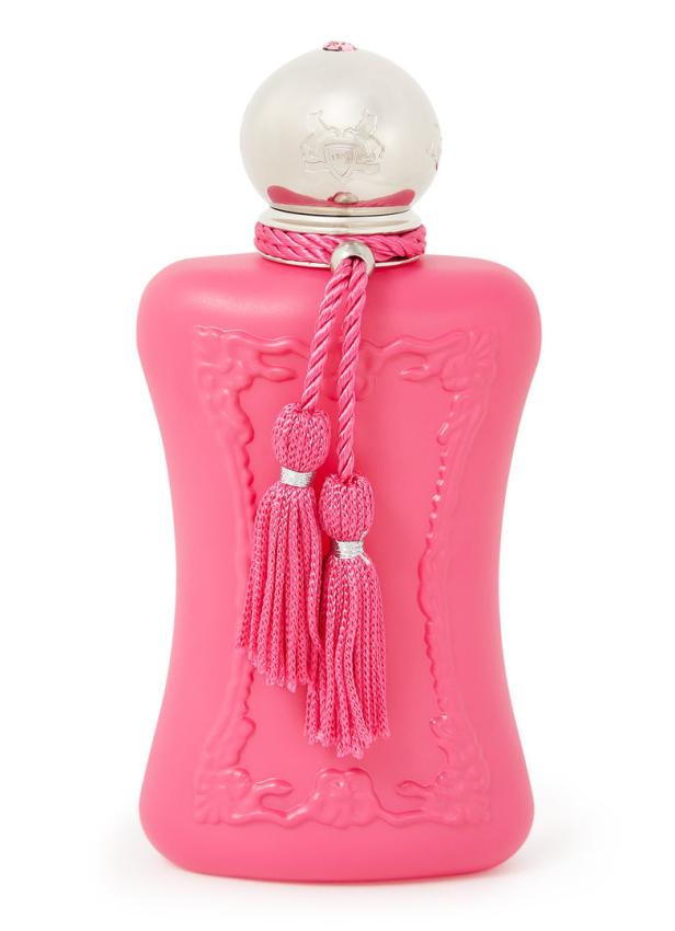 Eine pinkfarbene Parfümflasche mit silbernem Verschluss und Quasten.