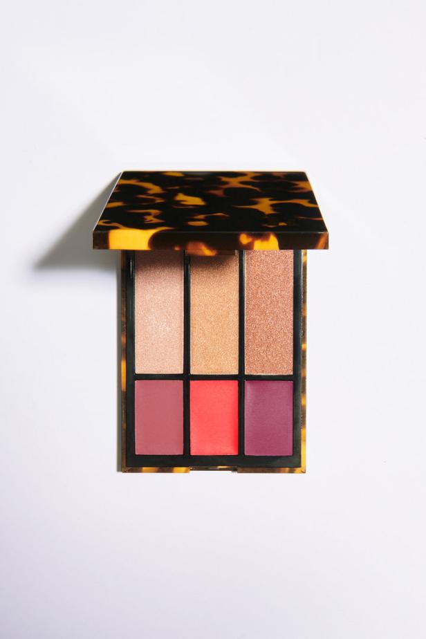 Eine geöffnete Make-up-Palette mit verschiedenen Farben und Texturen.