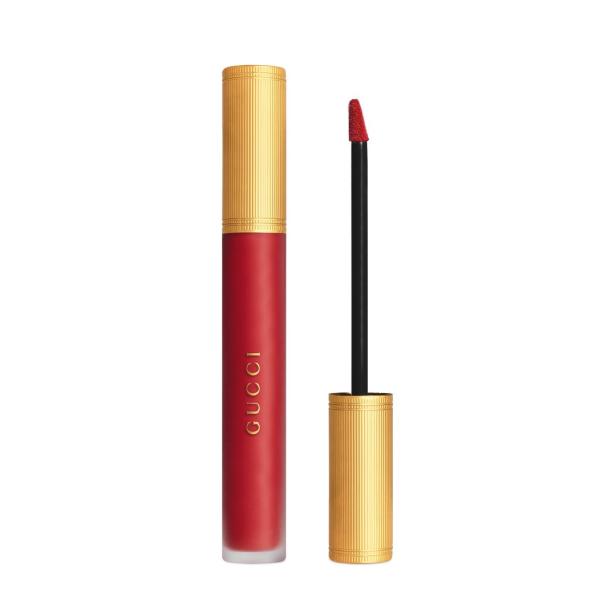 Ein roter Gucci Lippenstift mit goldenem Deckel und Applikator.