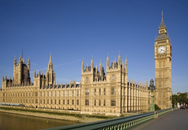 Das Houses of Parliament und Big Ben in London unter blauem Himmel.
