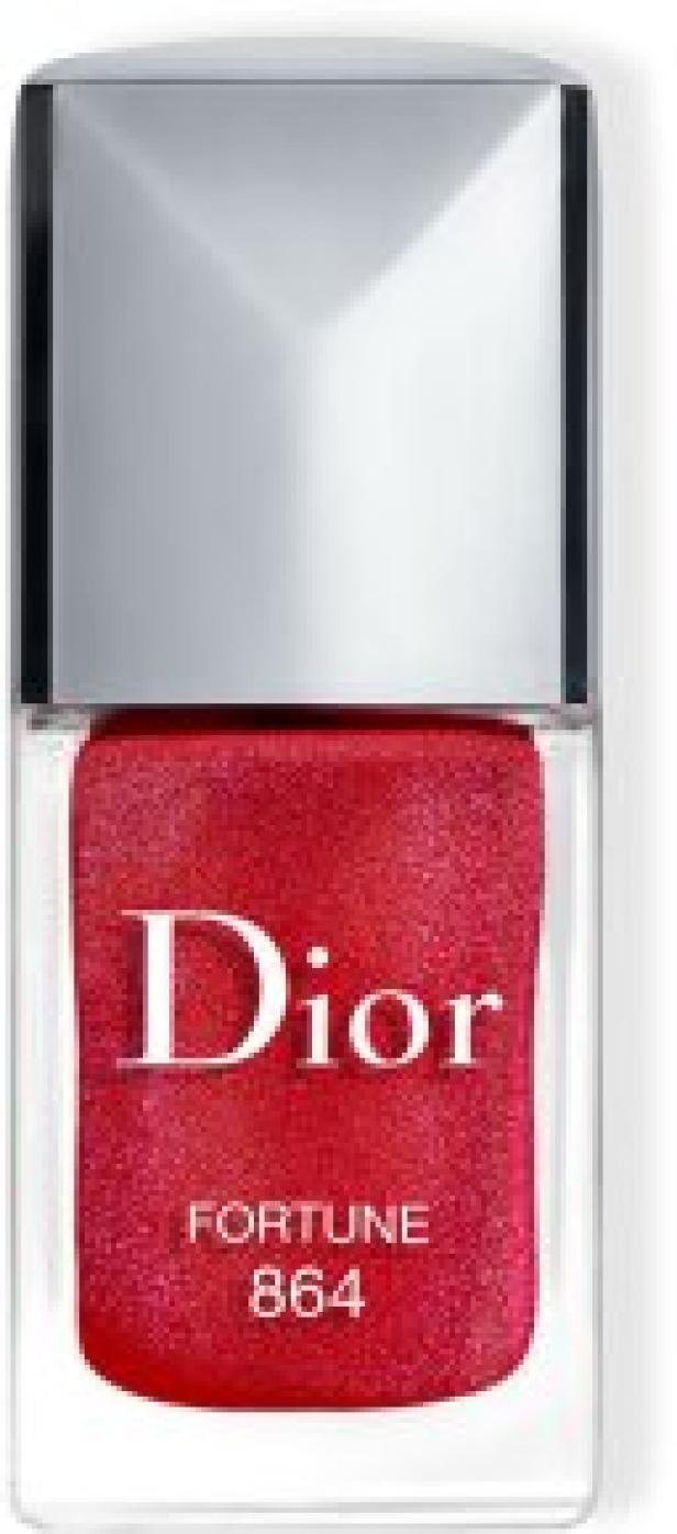 Ein Fläschchen Dior Nagellack in der Farbe „Fortune 864“.