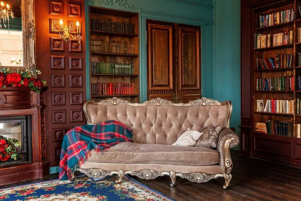 Ein elegantes Wohnzimmer mit einem Sofa, einem Kamin und Bücherregalen.