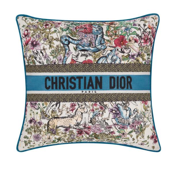 Ein quadratisches Kissen mit dem Aufdruck „Christian Dior Paris“ und floralen Tiermotiven.