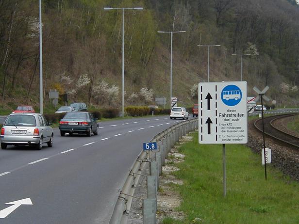 Spritpreise bremsen Autofahrer: Weniger Fahrten auf Autobahnen