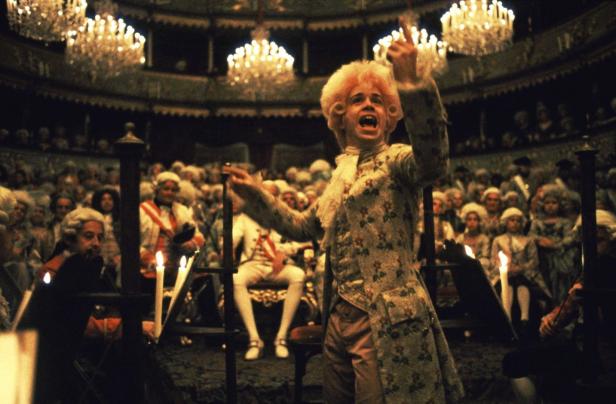 Eine Szene aus dem Film „Amadeus“ mit einem Dirigenten vor einem Publikum im Theater.