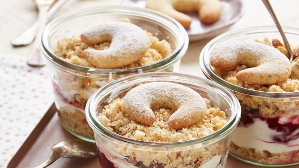 Vanillekipferl-Crumble in Gläsern mit Joghurt und Beeren.
