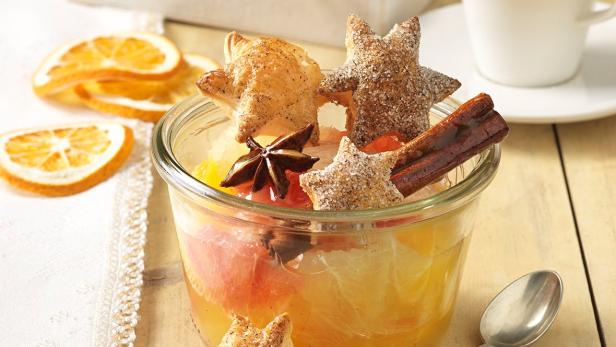 Zitrusfrüchte in Gewürzsirup.