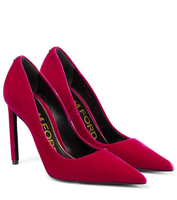 Ein Paar pinkfarbene Tom-Ford-Pumps aus Samt mit Stilettoabsatz.