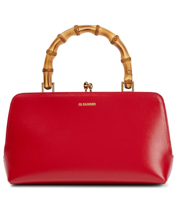Eine rote Jil Sander Handtasche mit einem Griff aus Bambus.