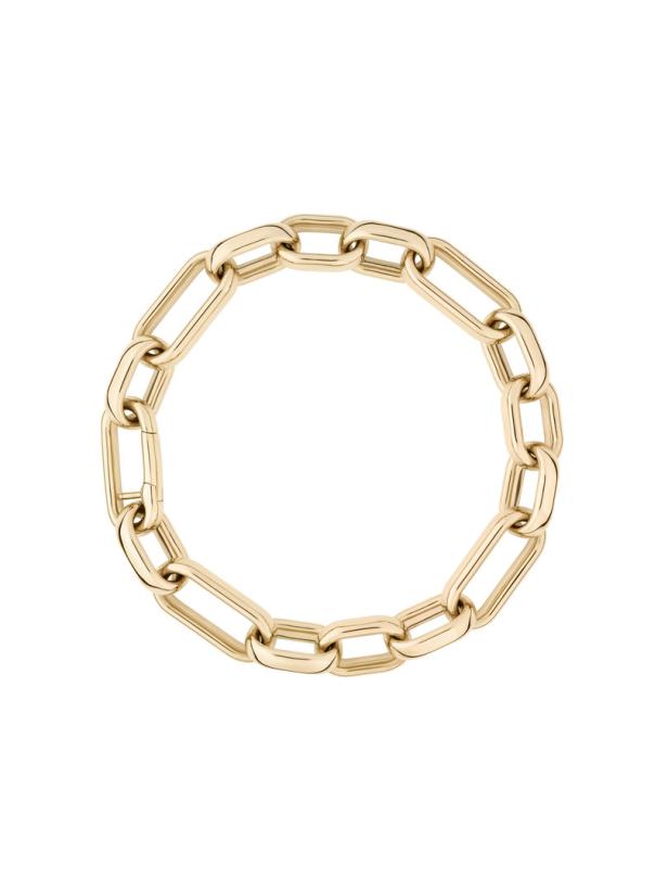 Ein goldenes Armband mit rechteckigen Gliedern liegt auf einem weißen Hintergrund.
