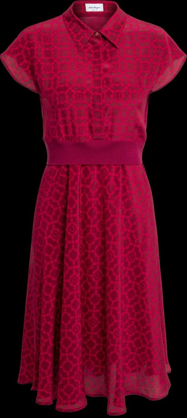 Ein rotes, gemustertes Kleid mit kurzen Ärmeln und einem Taillenband.