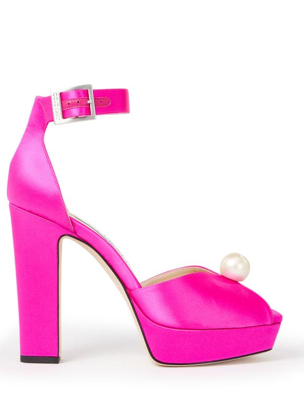 Ein pinkfarbener Jimmy Choo Plateau-Sandalenschuh mit einem Knöchelriemen und einer großen Perle verziert.