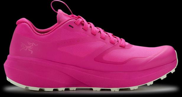 Ein pinkfarbener Laufschuh der Marke Arc'teryx, Modell Norvan LD 3.
