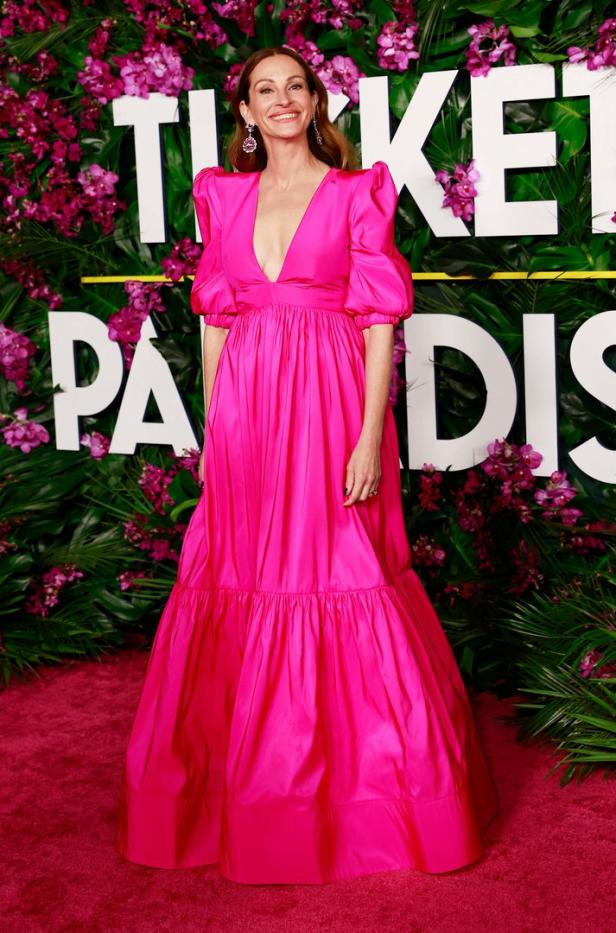 Julia Roberts in einem pinkfarbenen Kleid bei der Premiere von „Ticket to Paradise“.