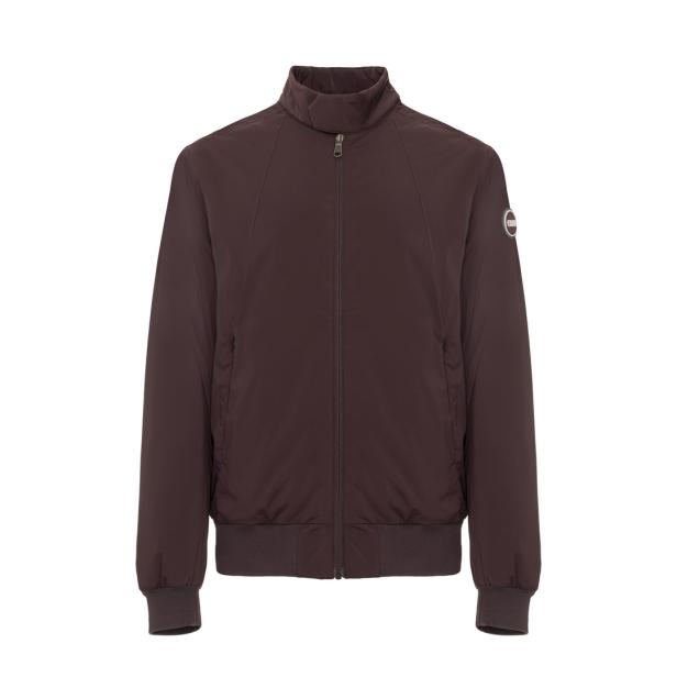 Eine braune Colmar Jacke mit Reißverschluss und kleinem Logo auf dem Ärmel.