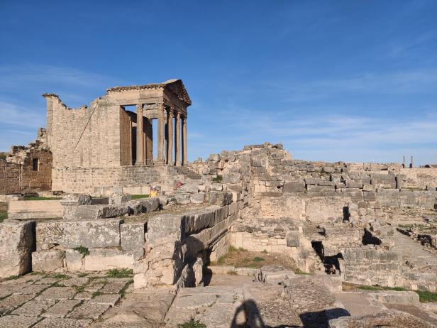 Die Ruinen des Dougga-Tempels in Tunesien unter blauem Himmel.
