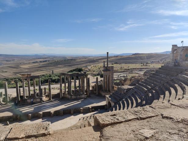 Das römische Theater von Dougga in Tunesien mit Blick auf die Landschaft.