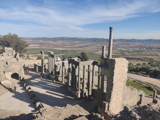 Blick auf die Ruinen des römischen Theaters von Dougga in Tunesien.