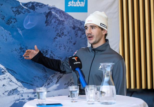 Ein Mann mit Mütze spricht vor einem Mikrofon über das Stubaital.