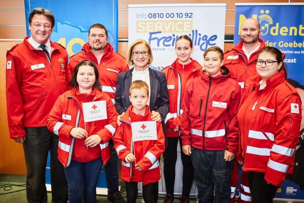 Freiwillige in Niederösterreich vor dem Vorhang
