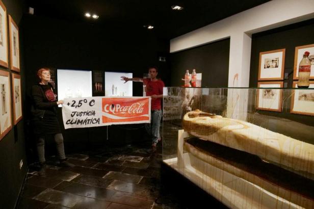 "Blut und Erdöl": Protest von Klimaaktivisten in spanischem Museum