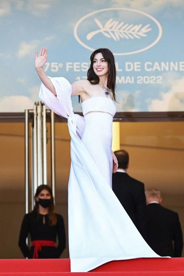 Anne Hathaway auf dem roten Teppich bei den Filmfestspielen von Cannes 2022.
