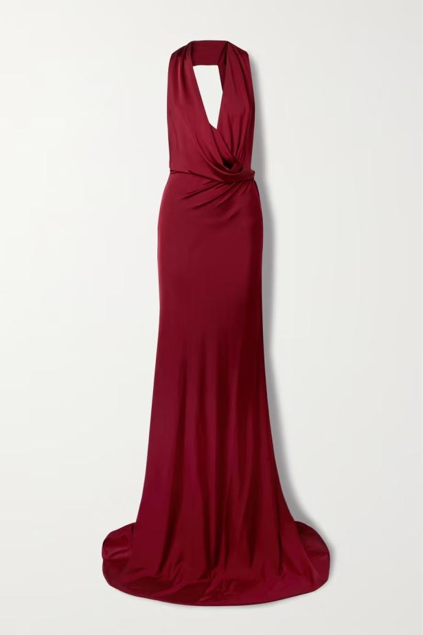 Ein ärmelloses, weinrotes Abendkleid mit Wasserfallausschnitt vor einem weißen Hintergrund.