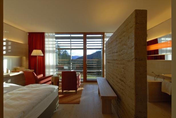 Ein helles Hotelzimmer mit Blick auf die Berge.
