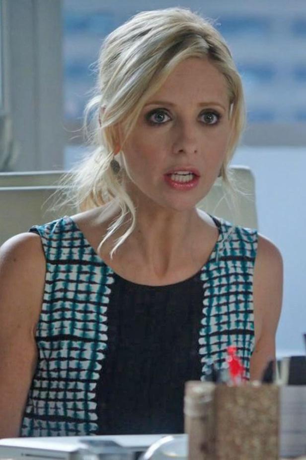 Sarah Michelle Gellar schaut überrascht in die Kamera.