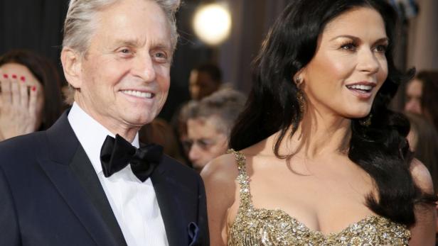 Michael Douglas und Catherine Zeta-Jones posieren auf dem roten Teppich.