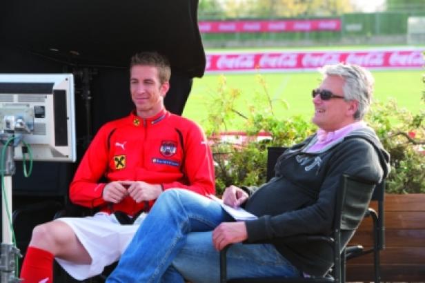 Mark Janko und Robert Weber (Lobster) - Kampagne: Ferrero/Nutella/TV/Frühjahr 2011 (c: lobster) Ein österreichischer Fußballspieler und ein Mann mit Sonnenbrille sitzen auf Regiestühlen.