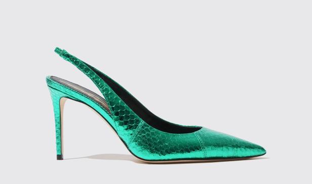 Ein grüner Slingpumps mit Schlangenmuster und hohem Absatz vor einem neutralen Hintergrund.