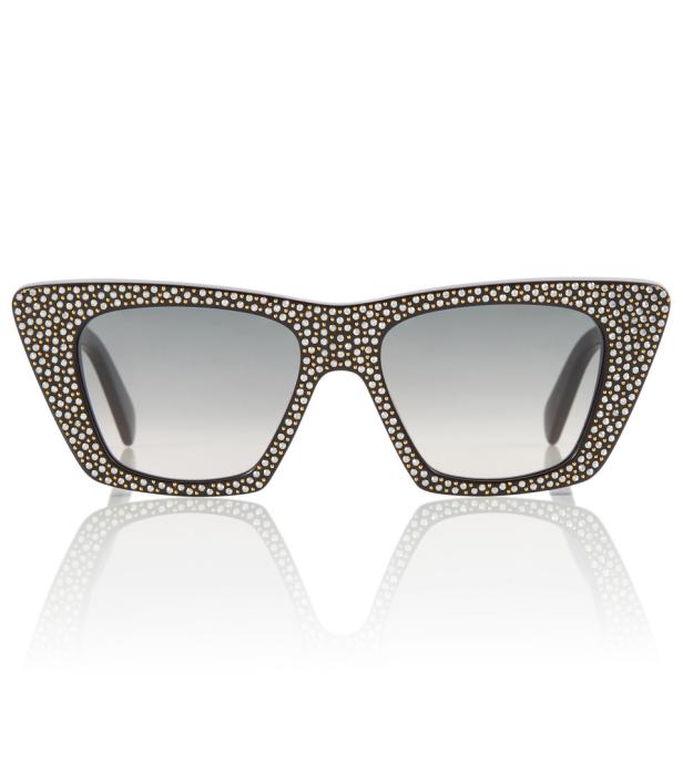 Eine schwarze Sonnenbrille mit Strasssteinen verziert.