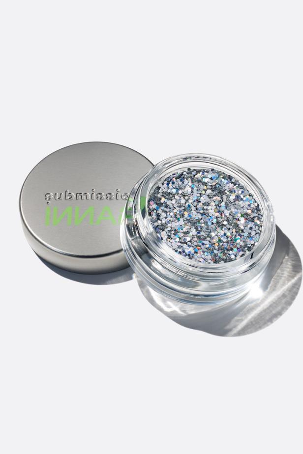 Ein geöffneter Tiegel mit silbernem Glitzer.