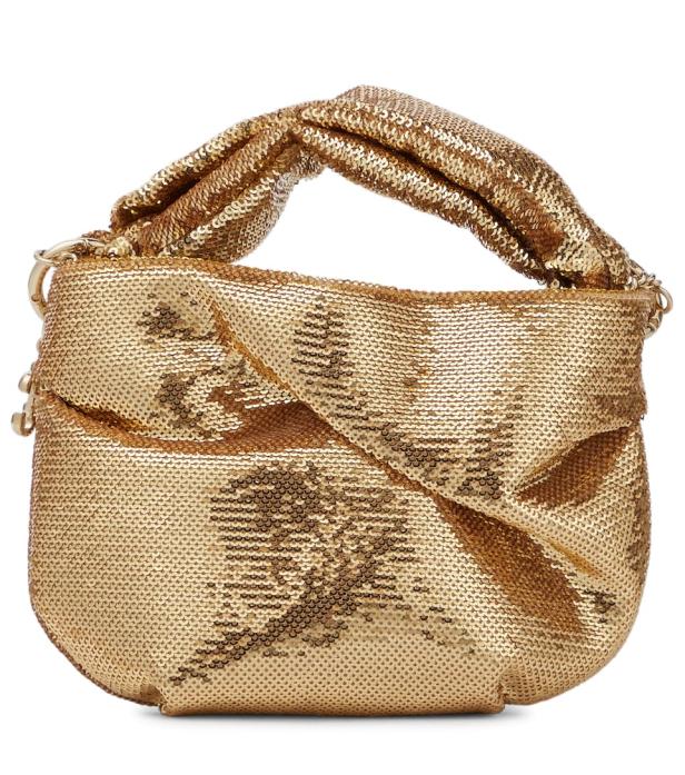 Eine goldene Handtasche, bedeckt mit Pailletten, mit einem verdrehten Griff.