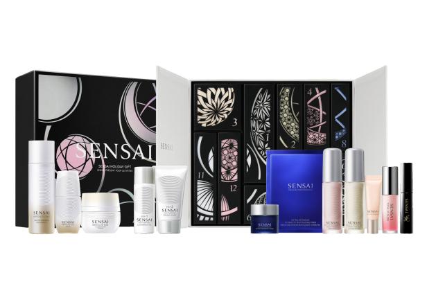 Ein „Sensai Holiday Gift“-Adventskalender mit verschiedenen Hautpflegeprodukten.