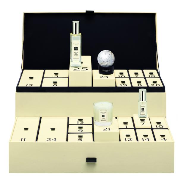 Ein Jo Malone Adventskalender mit Parfums und einer Duftkerze.