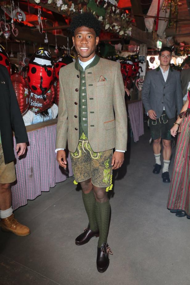 Ein Mann in Tracht auf dem Oktoberfest.