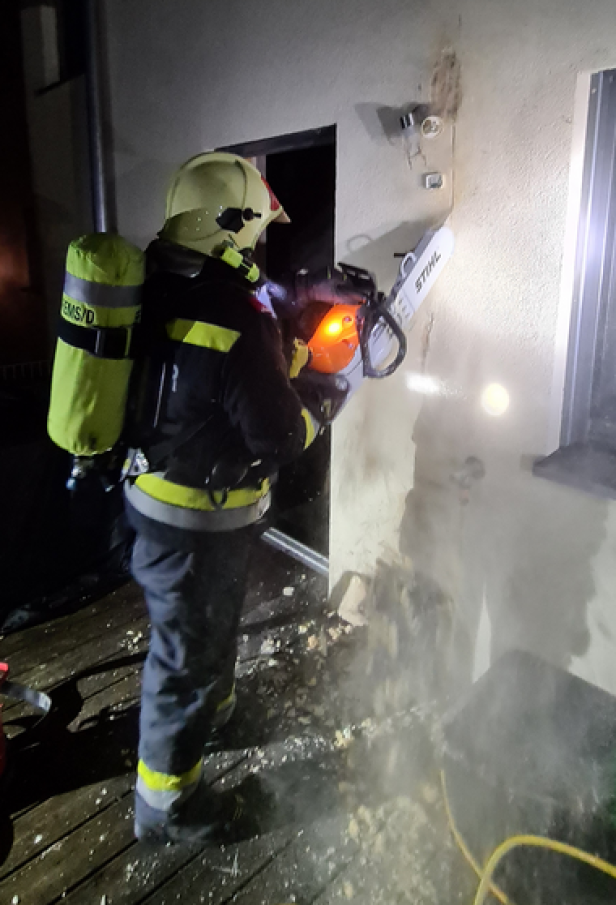 Krems: Feuerwehr löscht Brand mit Gartenschlauch und Kettensäge