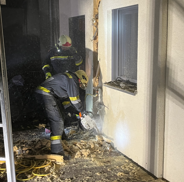 Krems: Feuerwehr löscht Brand mit Gartenschlauch und Kettensäge