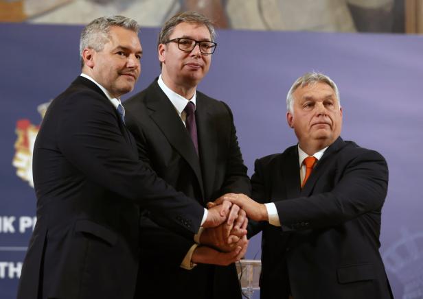 Kogler: "Herr Orban versucht, mit den anderen Schlitten zu fahren"
