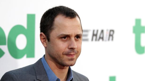 dapdCast member Giovanni Ribisi arrives at the premiere for "Ted"#34 ThurThursday, June 21, 2012 in Angeles. (Photo by Matt SaylSayles/Invisi Seth MacFarlane posiert vor einem Werbeplakat für den Film „Ted“.